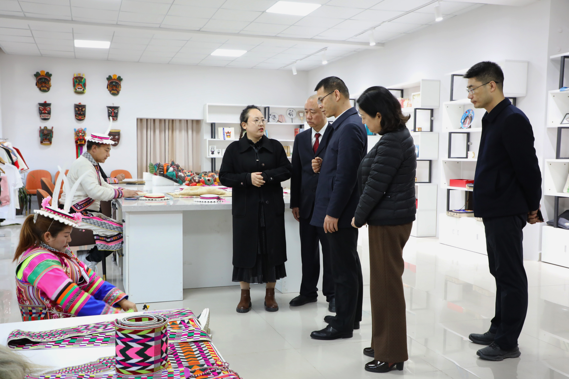 �����м��Ժ������ǡ���쳤����һ�и�ƽ����й���