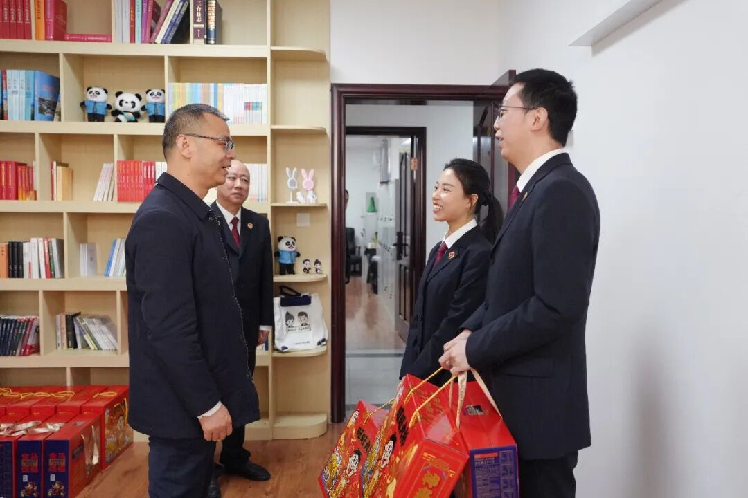 �����м��Ժ������ǡ���쳤�������ӿ���ο��һ�߼��ɾ�